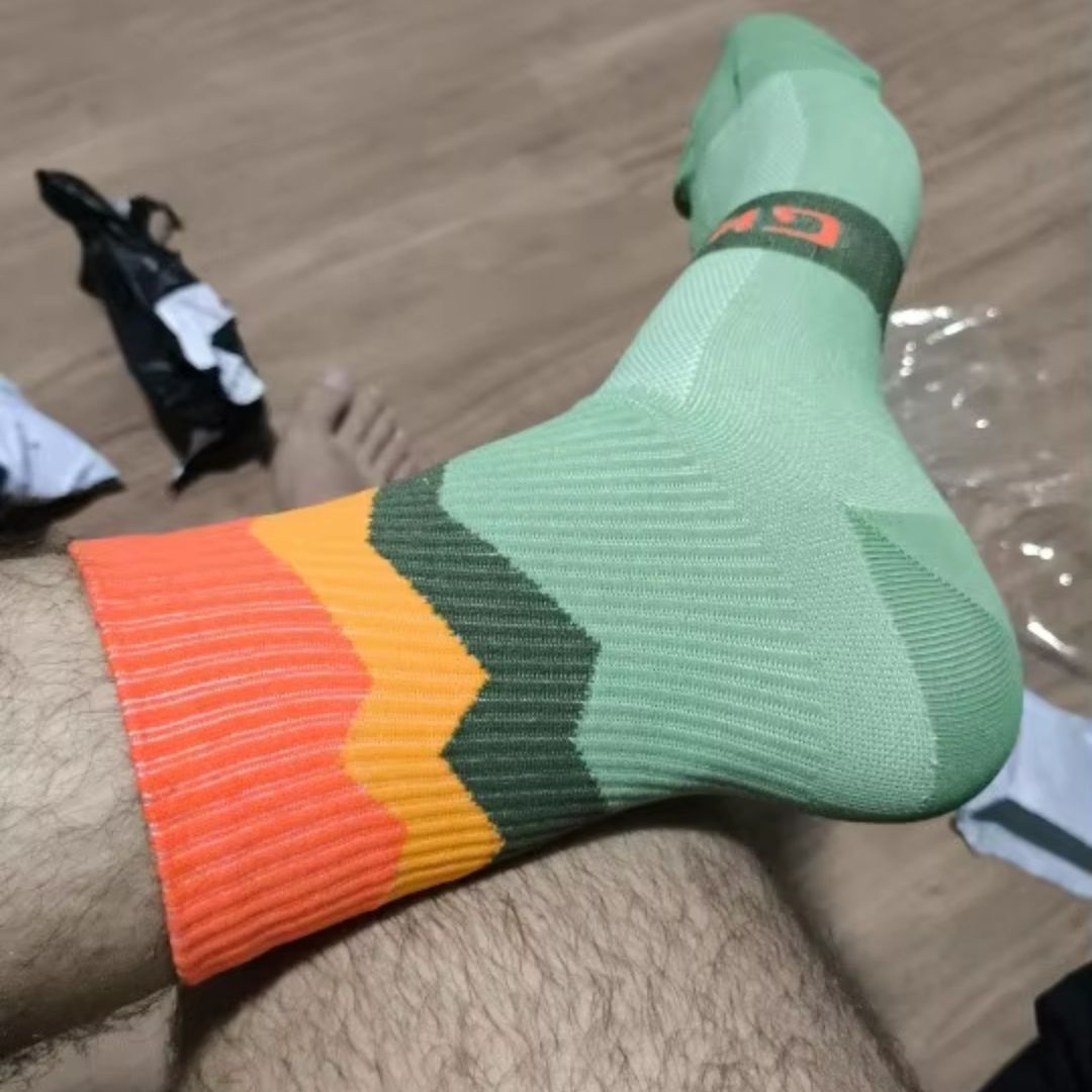 Mid-calf cycling socks in breathable knit, in green, orange, black, pink and blue