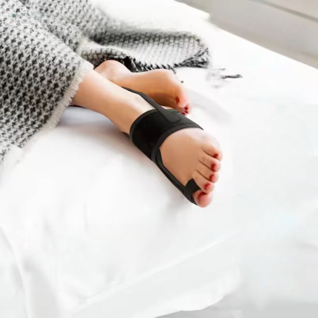 Adjustable night splint strapped across the forefoot to realign the big toe