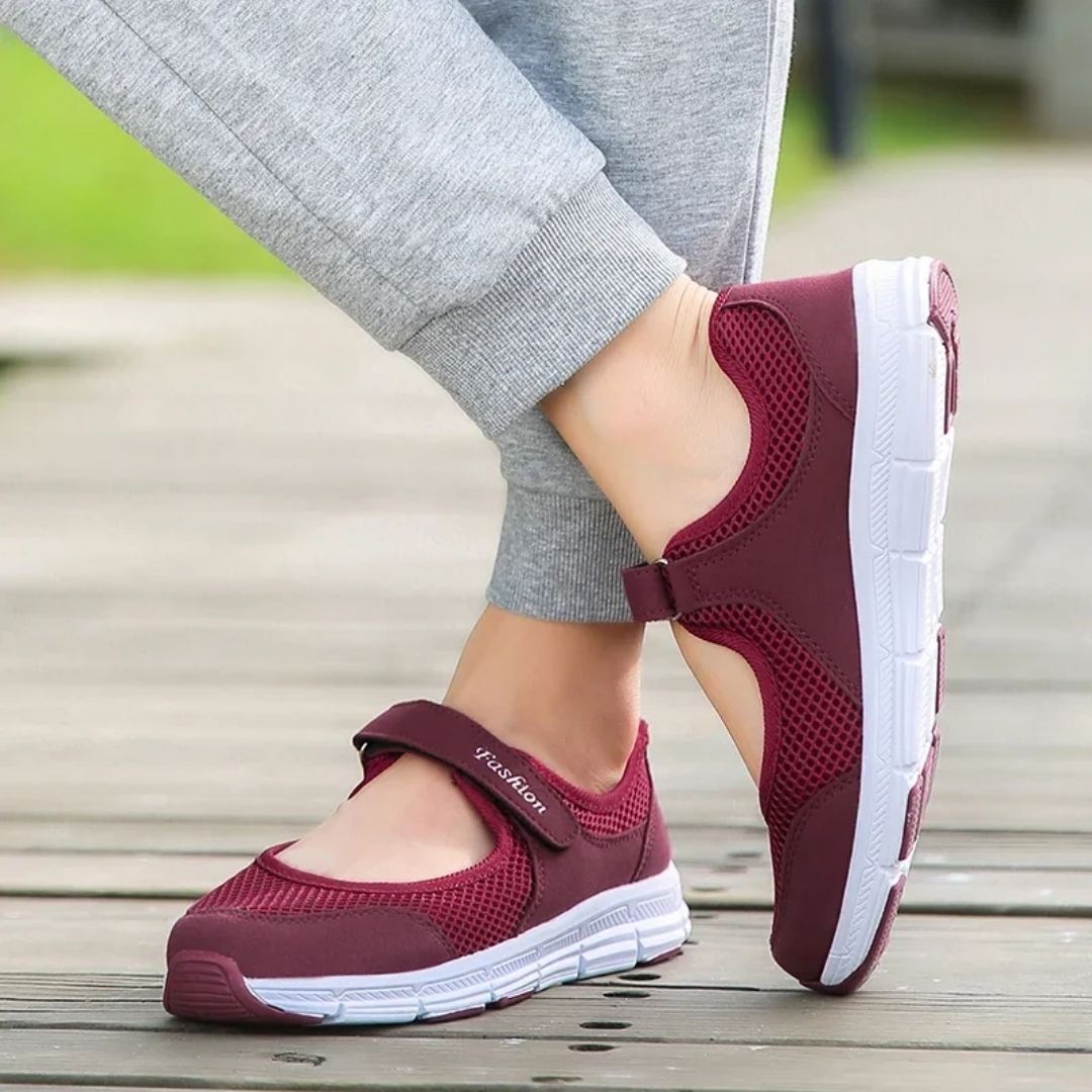 Women's breathable knit sneakers with a lightweight sole, in gray, black and wine red