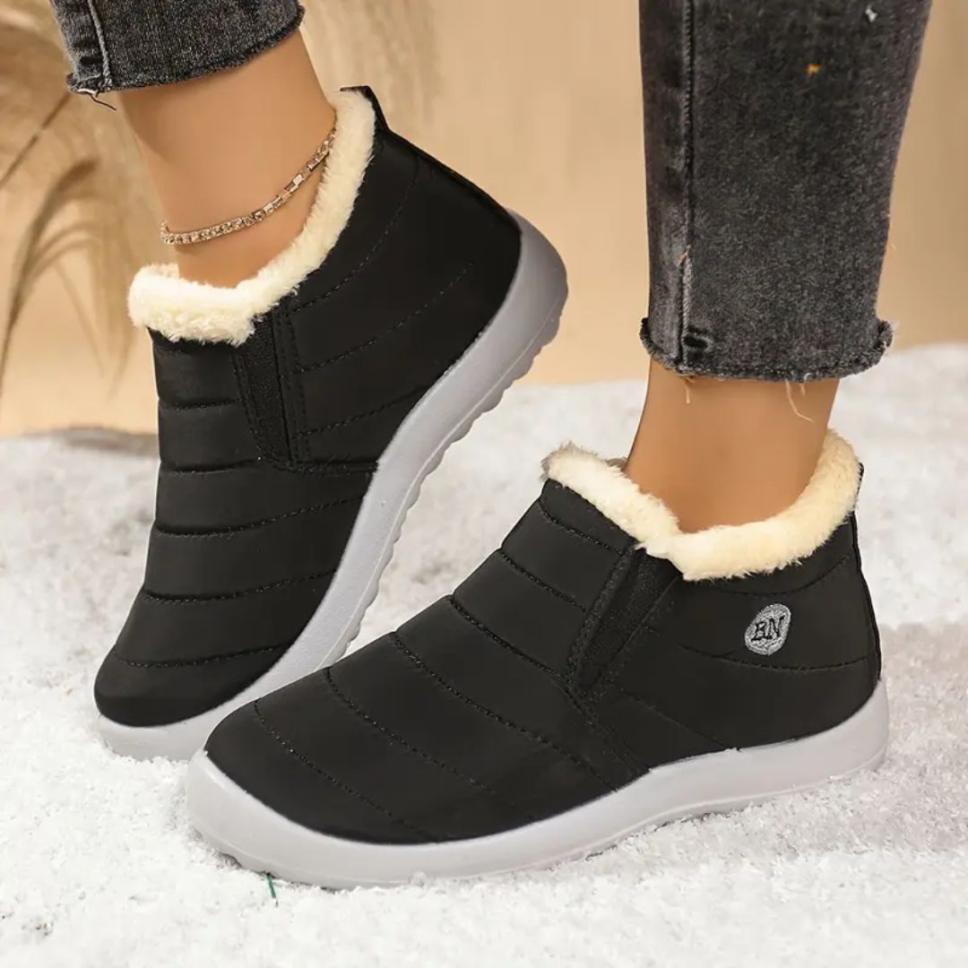 Lined waterproof boots for extreme cold in black, red, blue and green with deep-tread soles