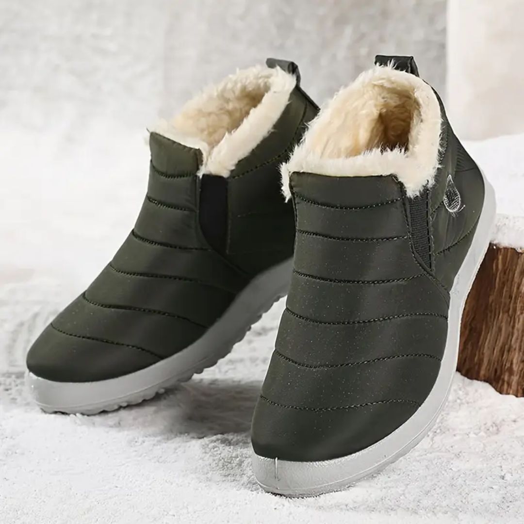 Lined waterproof boots for extreme cold in black, red, blue and green with deep-tread soles