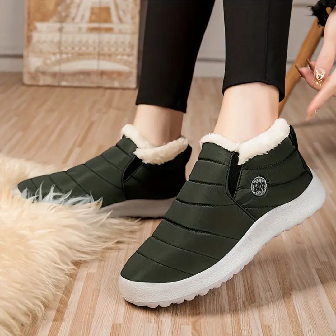 Fleece-lined waterproof winter boots for women in green, red, black and blue with non-slip soles