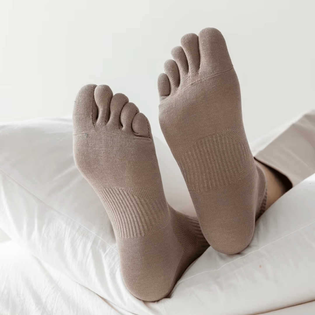 Minimalist cotton socks with five separate toe pockets, worn at the ankle
