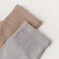 Minimalist cotton socks with five separate toe pockets, worn at the ankle