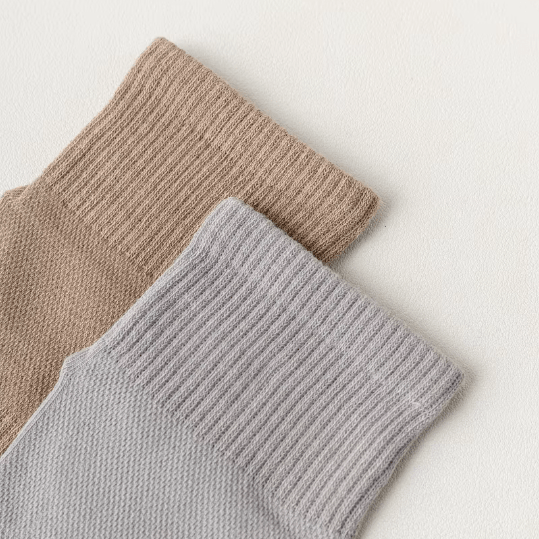 Minimalist cotton socks with five separate toe pockets, worn at the ankle