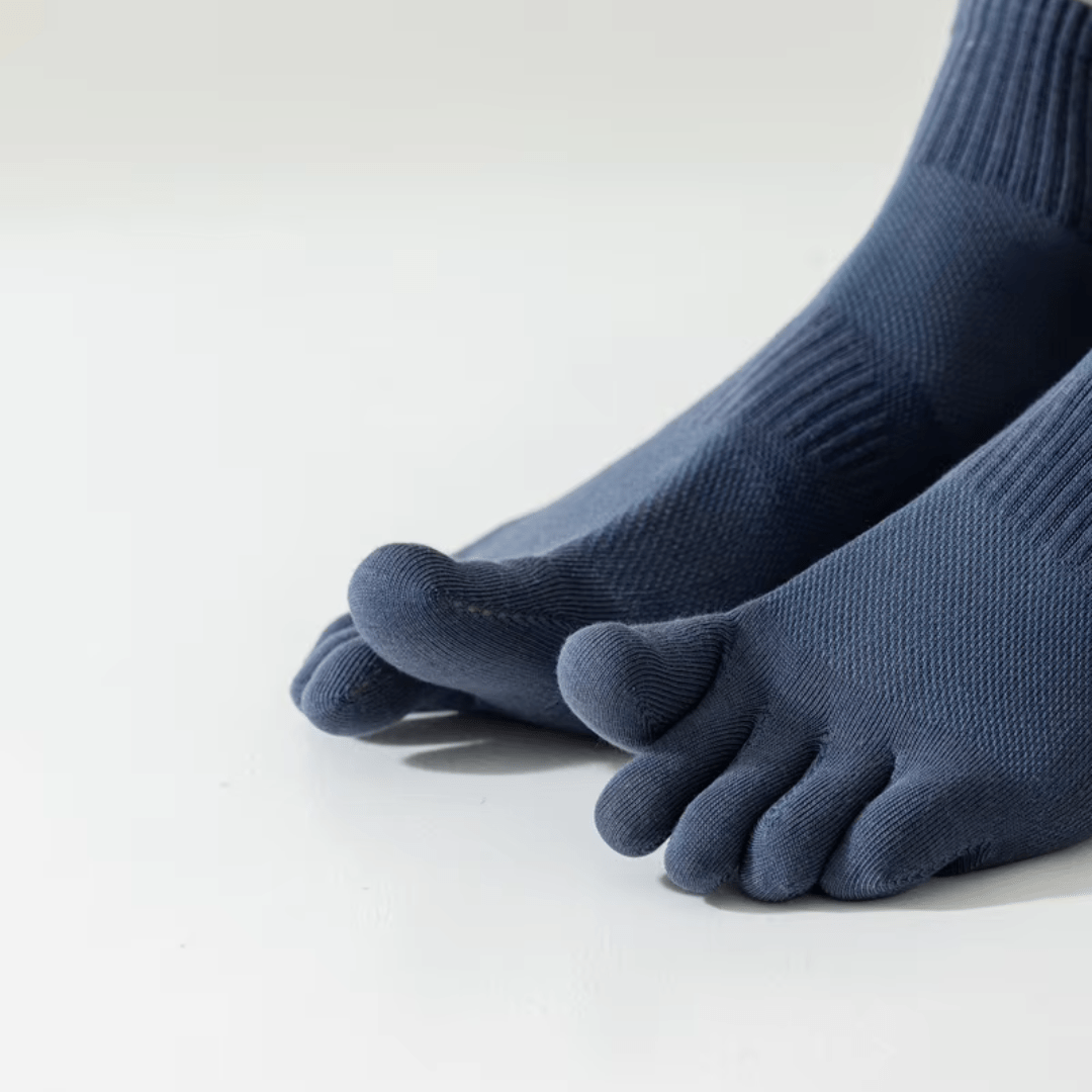 Minimalist cotton socks with five separate toe pockets, worn at the ankle