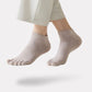 Minimalist cotton socks with five separate toe pockets, worn at the ankle