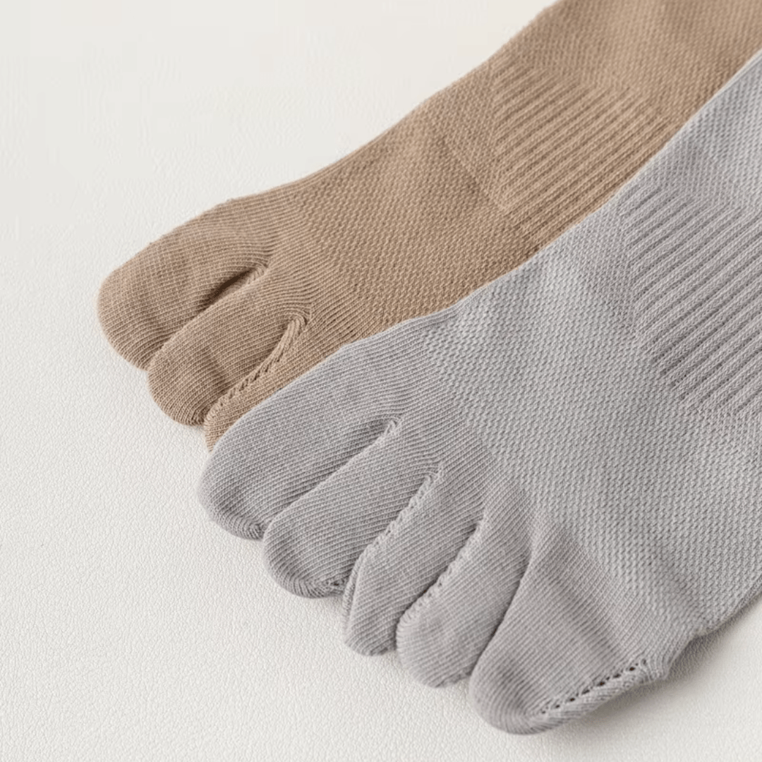 Minimalist cotton socks with five separate toe pockets, worn at the ankle