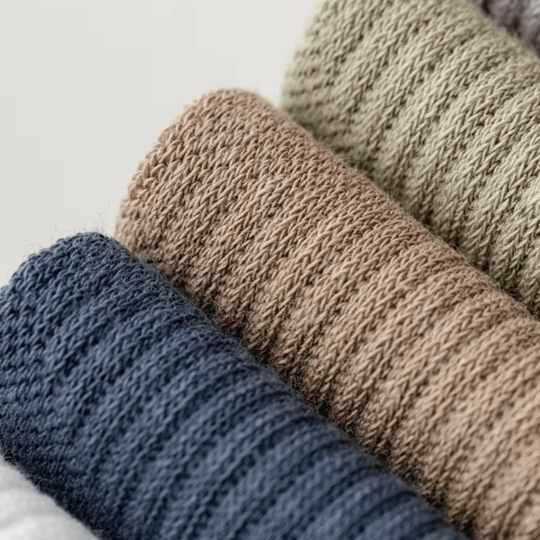 Cotton five-toe socks with a separate sleeve for each toe, in gray, green and khaki