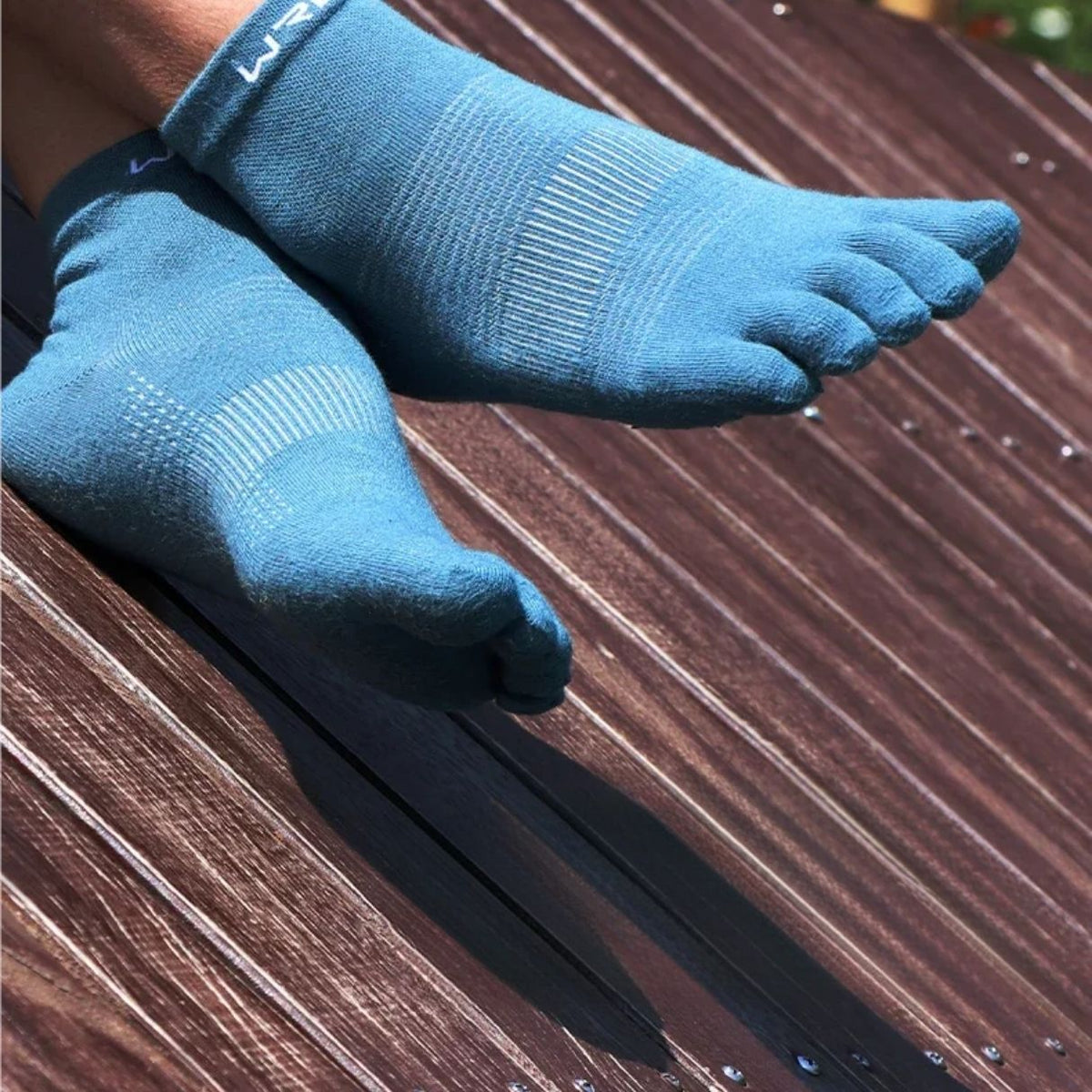 Breathable five-toe sport socks with a separate pocket per toe, in gray, black, blue and red