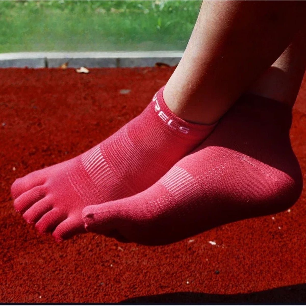 Breathable five-toe sport socks with a separate pocket per toe, in gray, black, blue and red