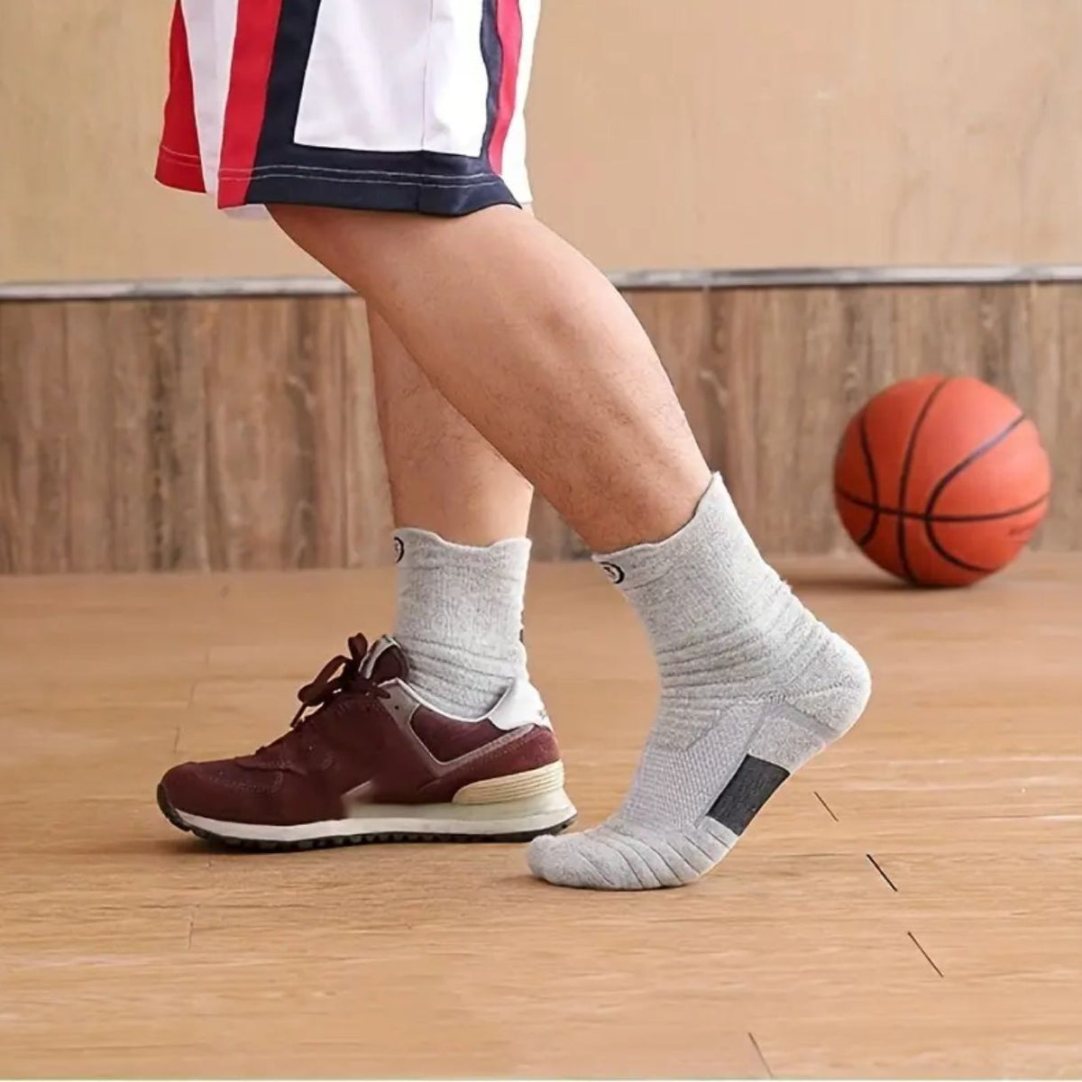 Ribbed technical sport socks with a compression arch band, in gray, white and black