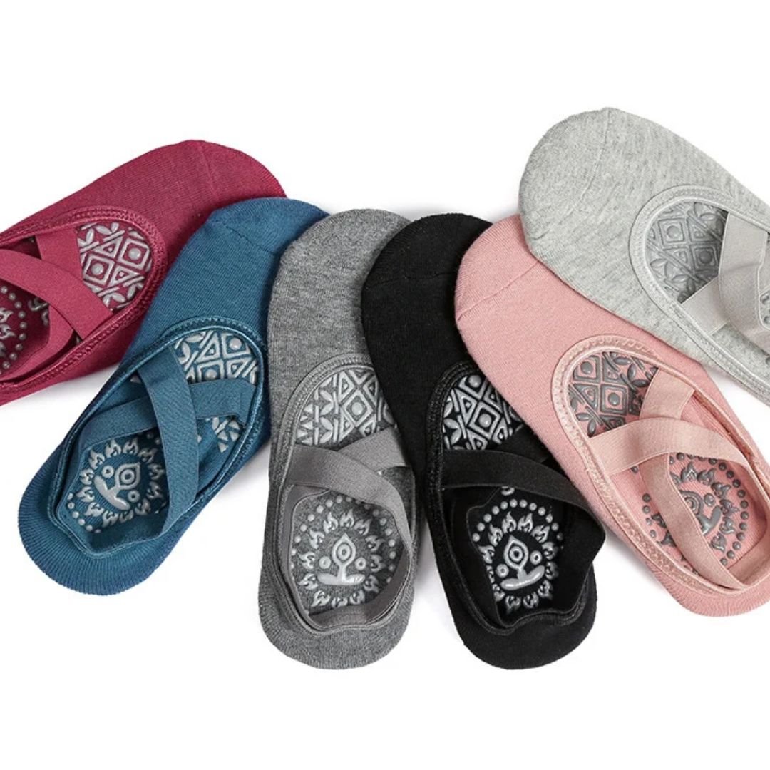 Women's grip fitness socks for yoga and pilates, in black, gray, blue, red and pink