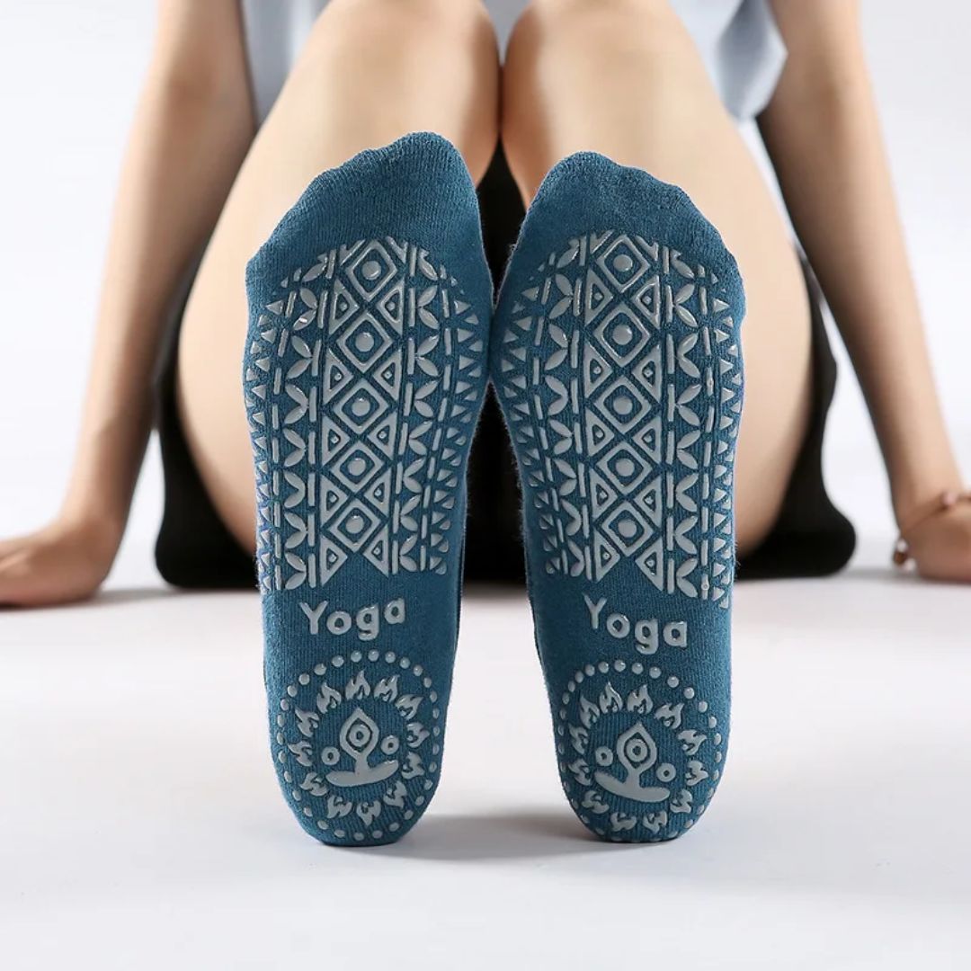 Women's grip fitness socks for yoga and pilates, in black, gray, blue, red and pink