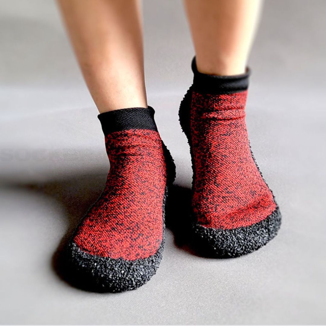 Minimalist barefoot shoes with a thin flexible sole, in red, black, green and gray