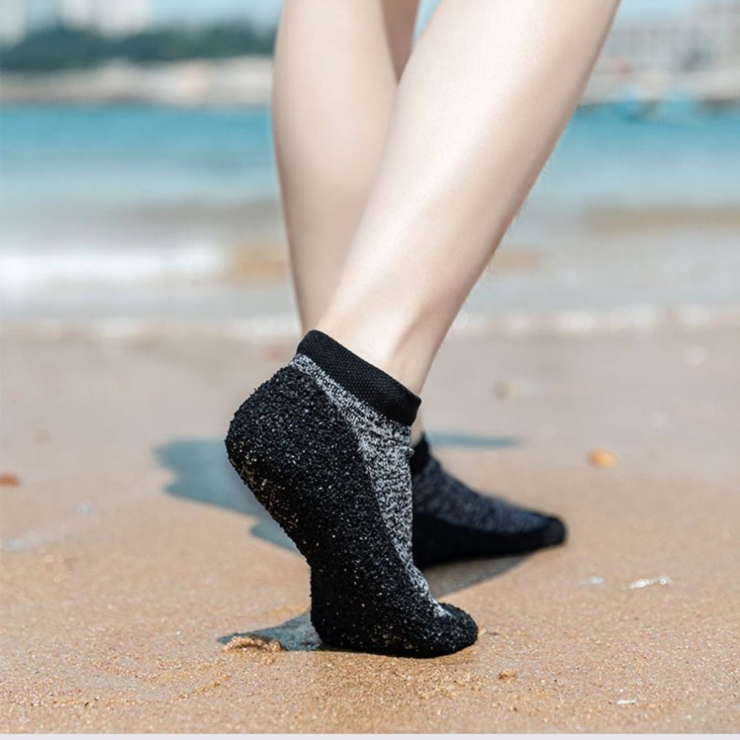 Minimalist barefoot shoes with a thin flexible sole, in red, black, green and gray