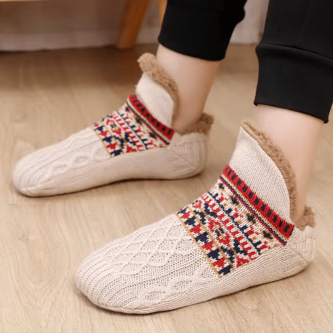 Wine red cozy slippers with a soft lining and a non-slip sole