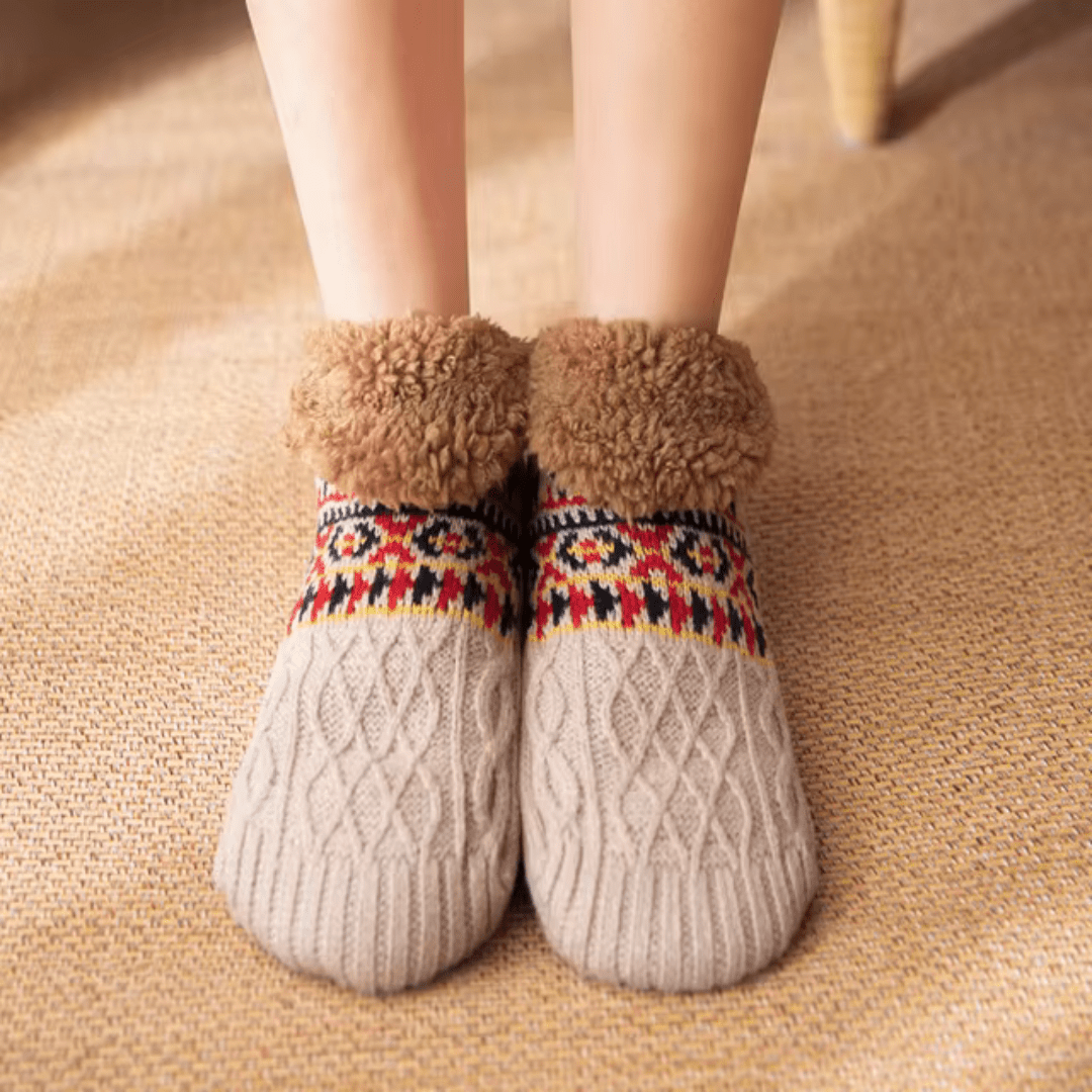Wine red cozy slippers with a soft lining and a non-slip sole