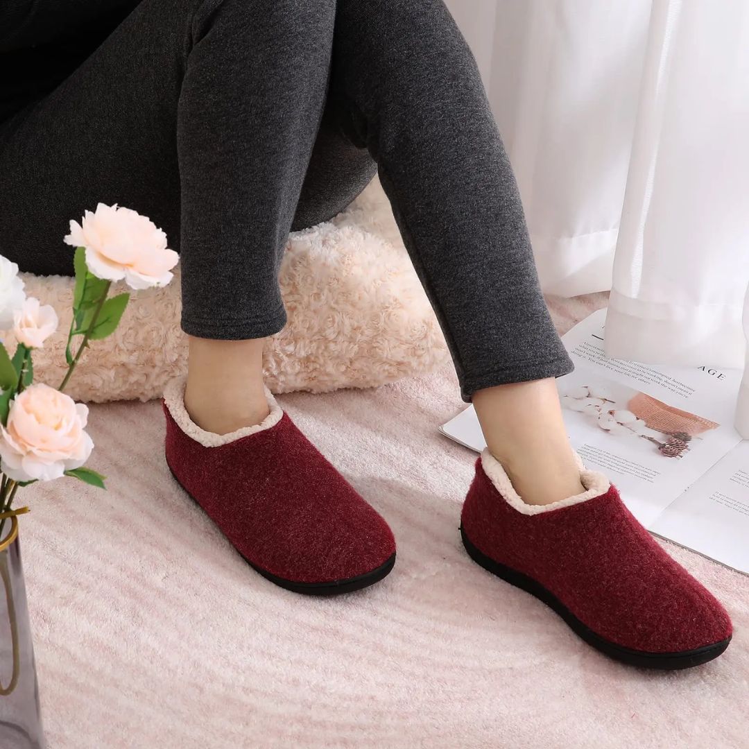 Women's lined orthopedic slippers with non-slip soles, in black, gray, burgundy and navy