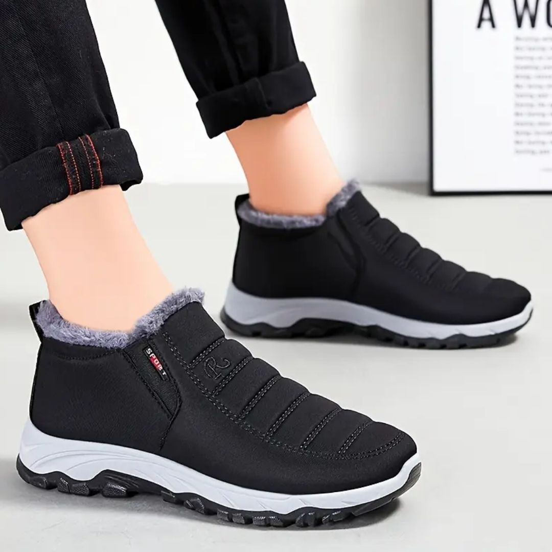 Men's insulated cotton winter shoes with a padded collar around the ankle