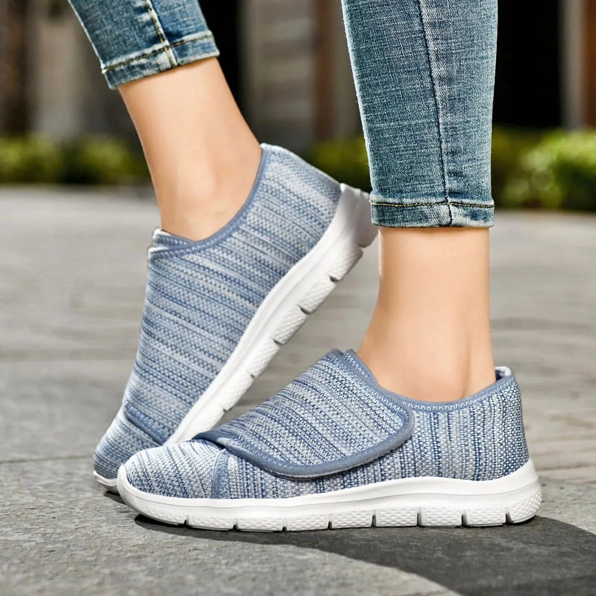 Lightweight orthopedic shoes with adjustable straps over the instep, in pink, black, gray and beige