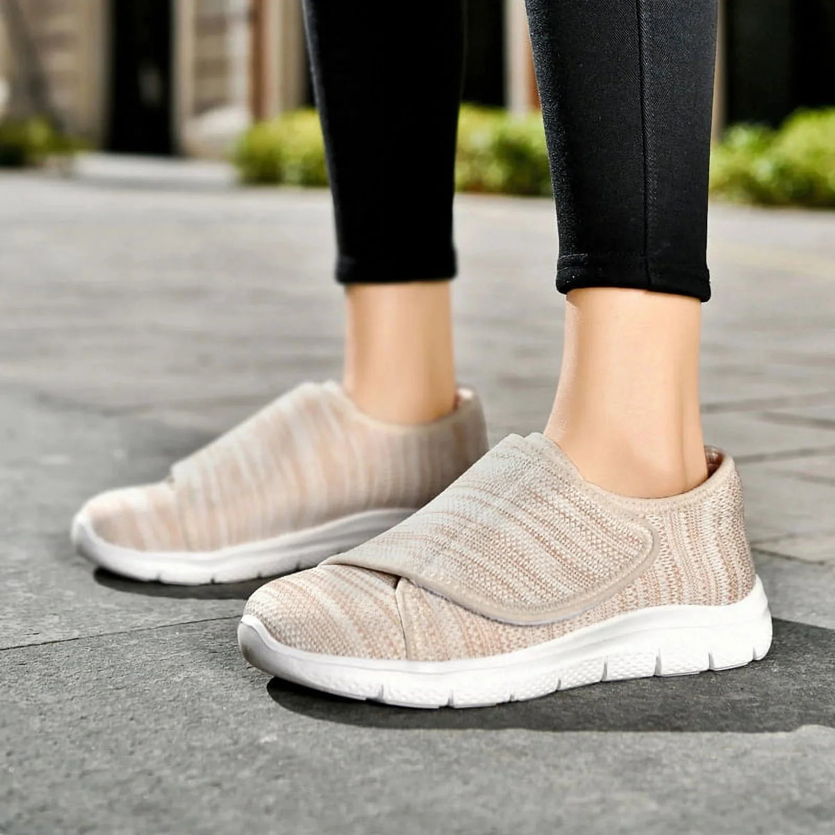 Lightweight orthopedic shoes with adjustable straps over the instep, in pink, black, gray and beige
