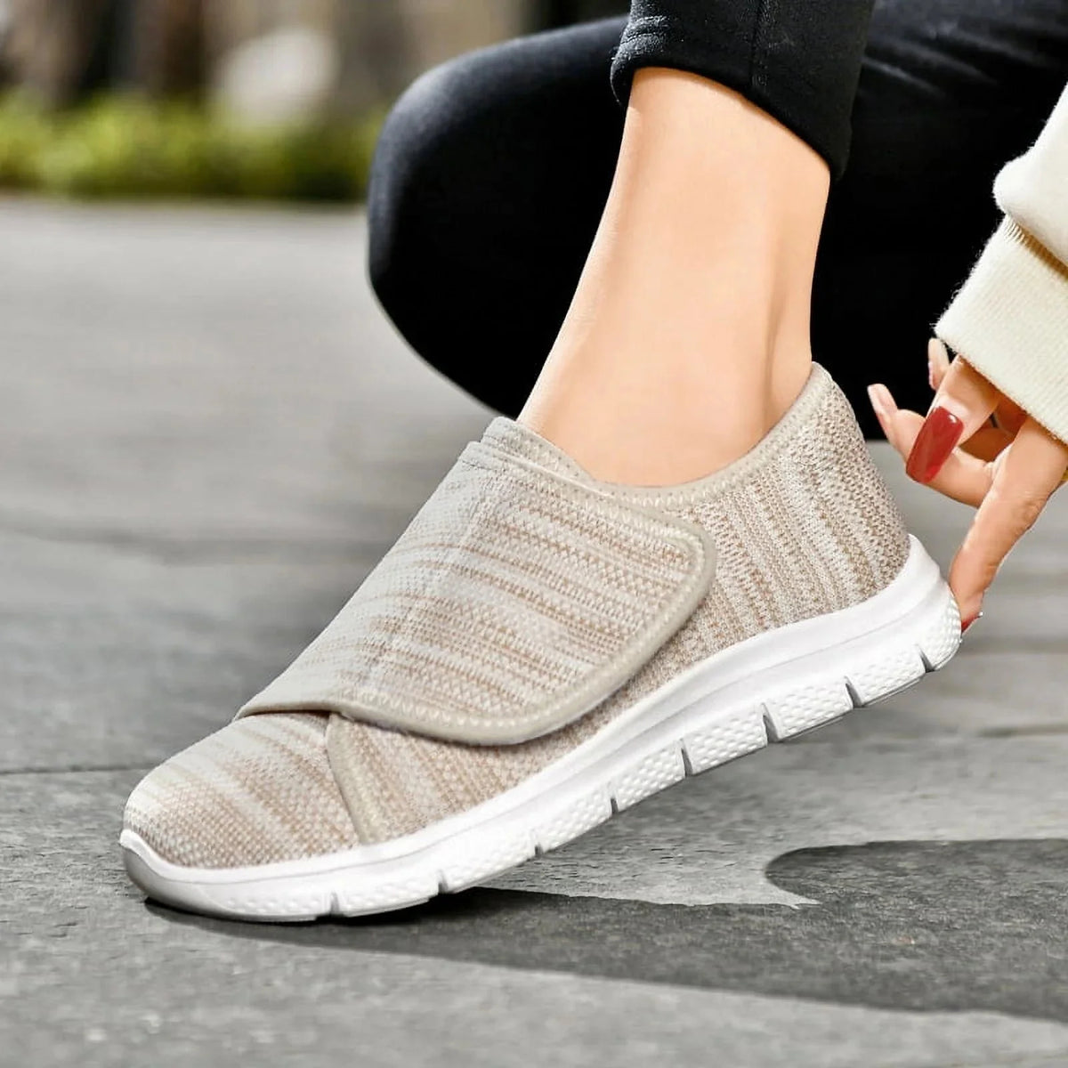 Lightweight orthopedic shoes with adjustable straps over the instep, in pink, black, gray and beige