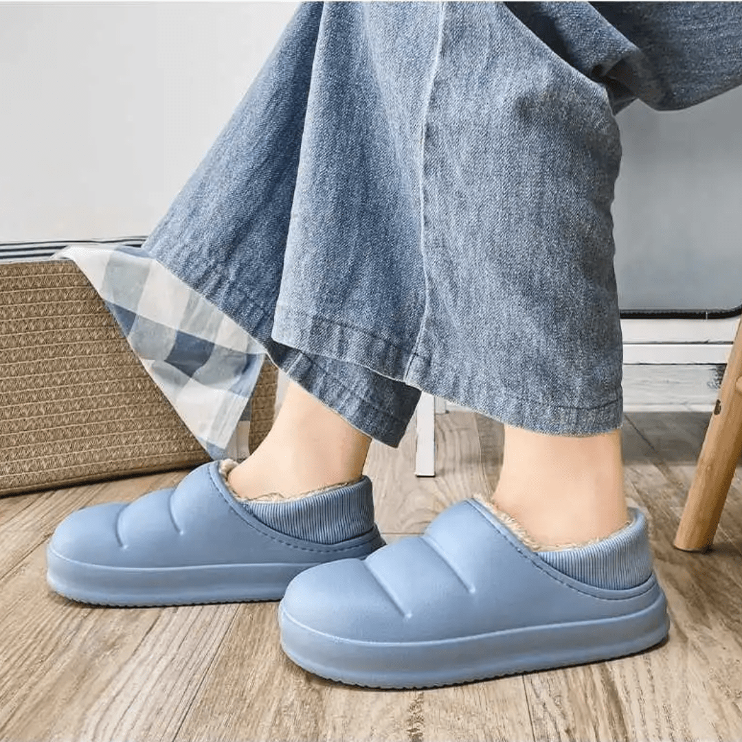 Waterproof orthopedic slippers with a molded one-piece sole, in light green, black, blue and pink