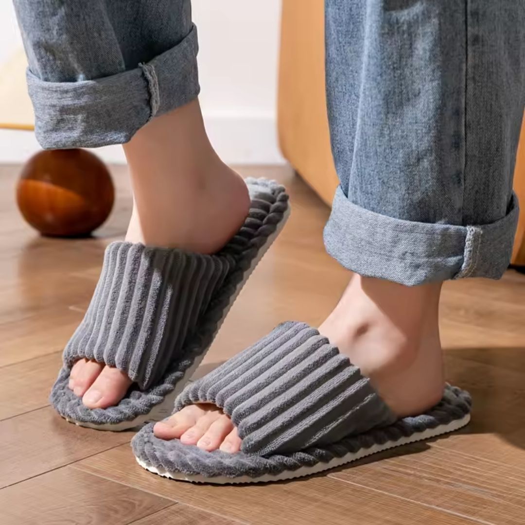 Closed indoor slippers with non-slip soles, in gray, black, coffee, beige and white
