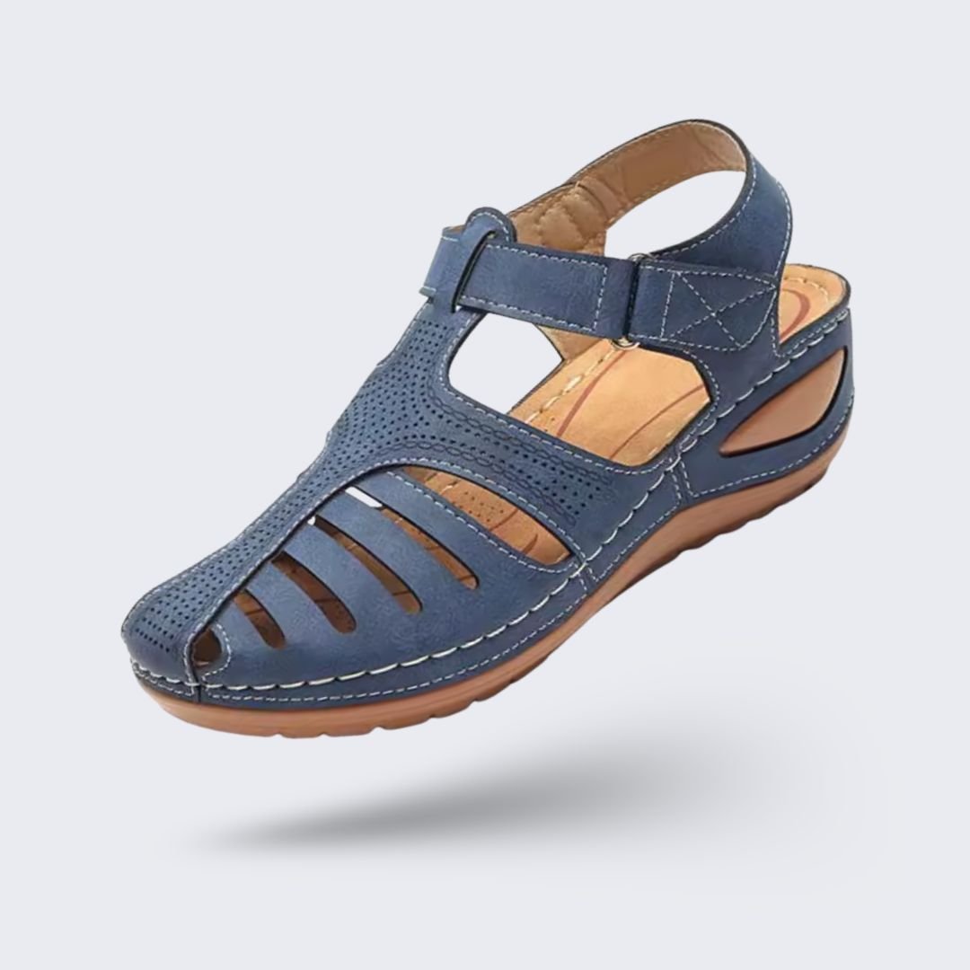 Summer wedge sandals with wide straps and an arched footbed, in black, blue, brown and red