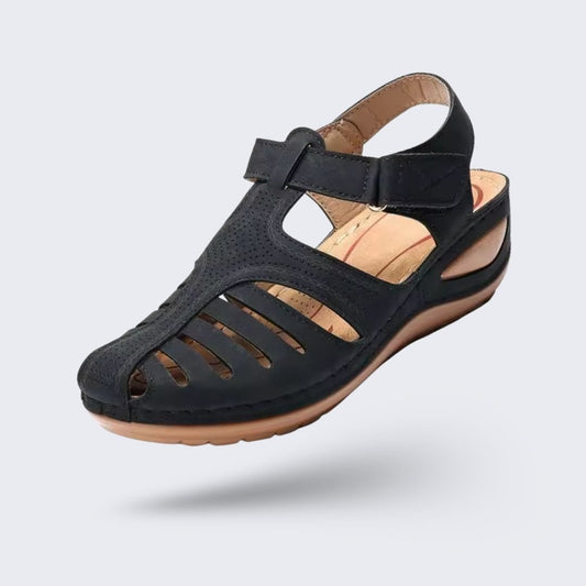 Summer wedge sandals with wide straps and an arched footbed, in black, blue, brown and red
