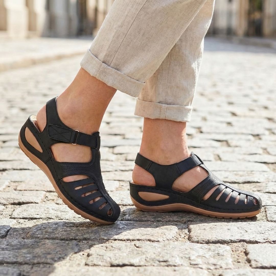 Summer wedge sandals with wide straps and an arched footbed, in black, blue, brown and red