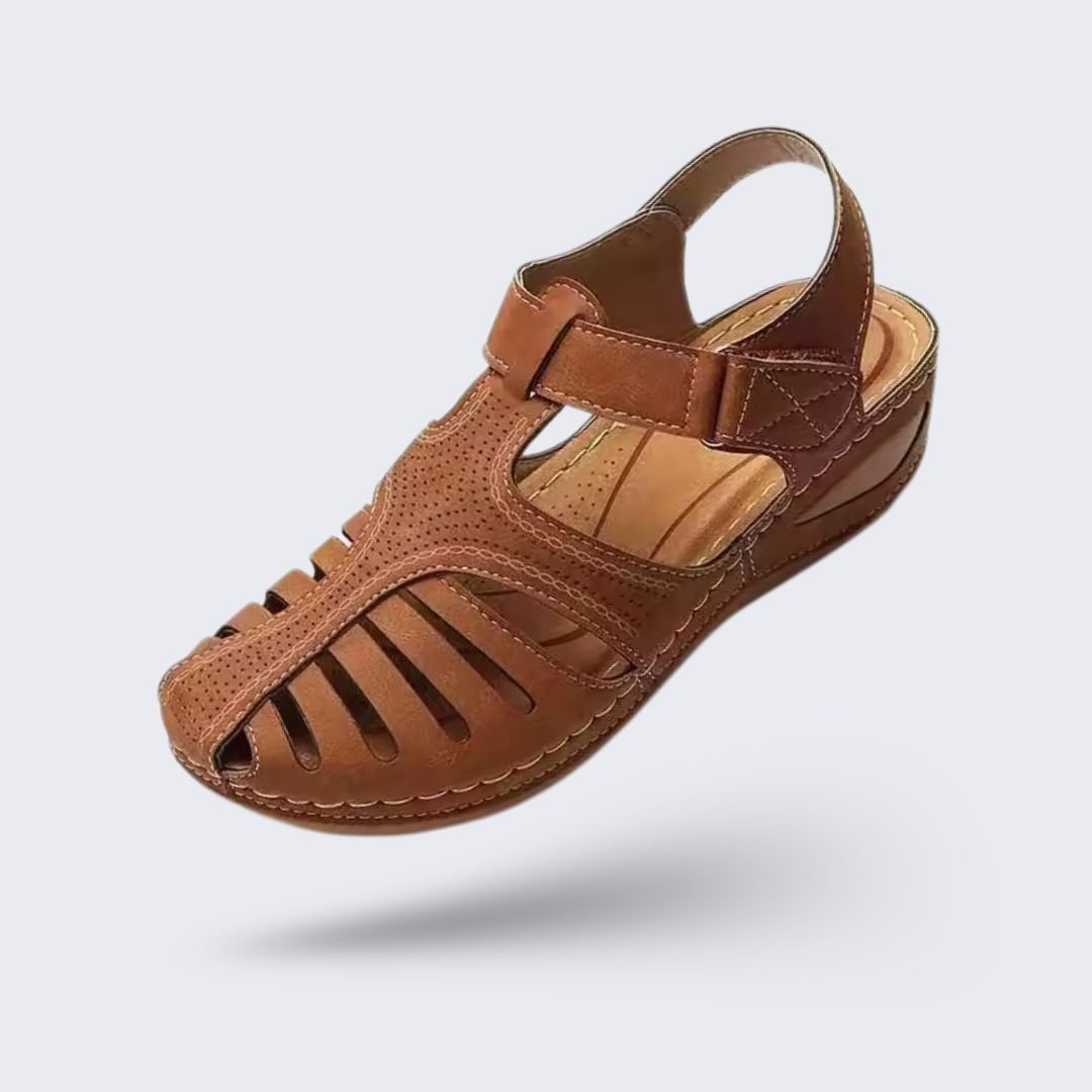 Summer wedge sandals with wide straps and an arched footbed, in black, blue, brown and red