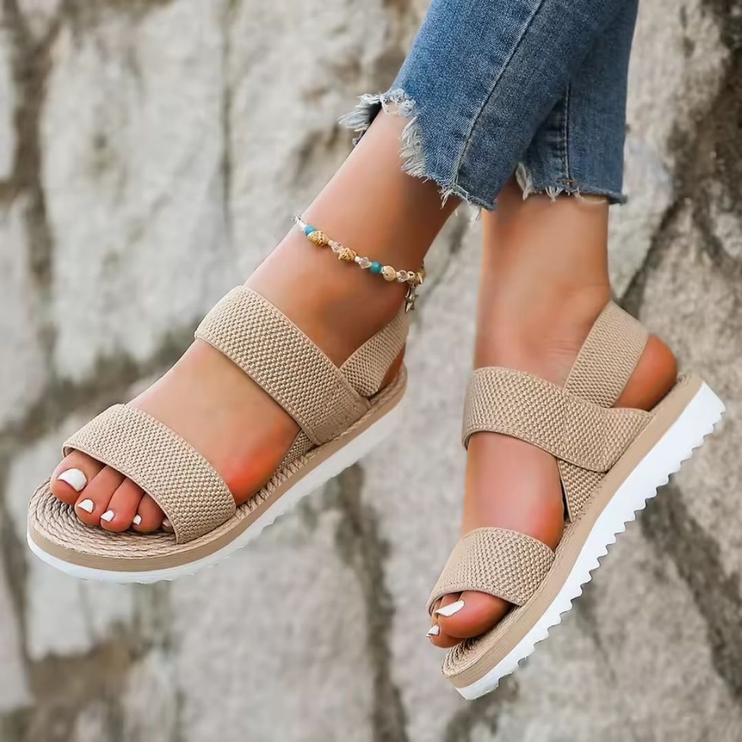 Flat orthopedic sandals with a discreet arch in the footbed, in caramel, black and white