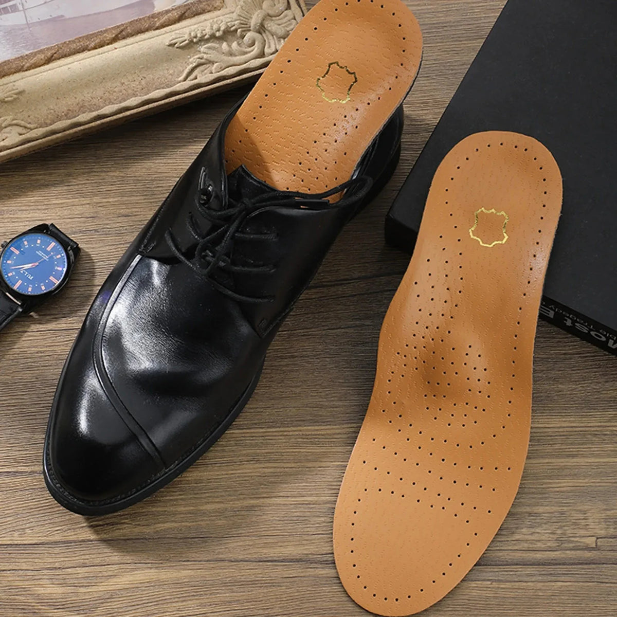 Leather insoles with a breathable surface and low arch support for the shoe
